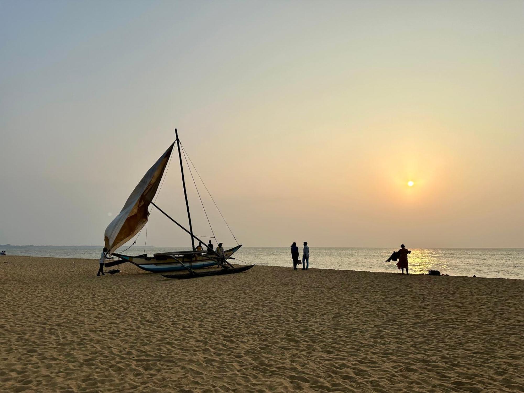 Ocean Breeze Hotel Residencies Britlanka Apartments Negombo Exterior foto