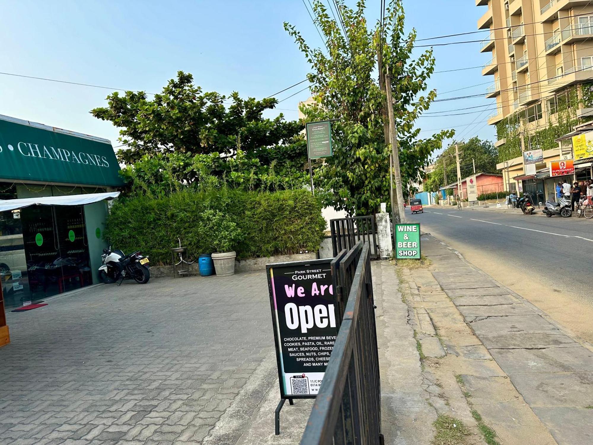 Ocean Breeze Hotel Residencies Britlanka Apartments Negombo Exterior foto