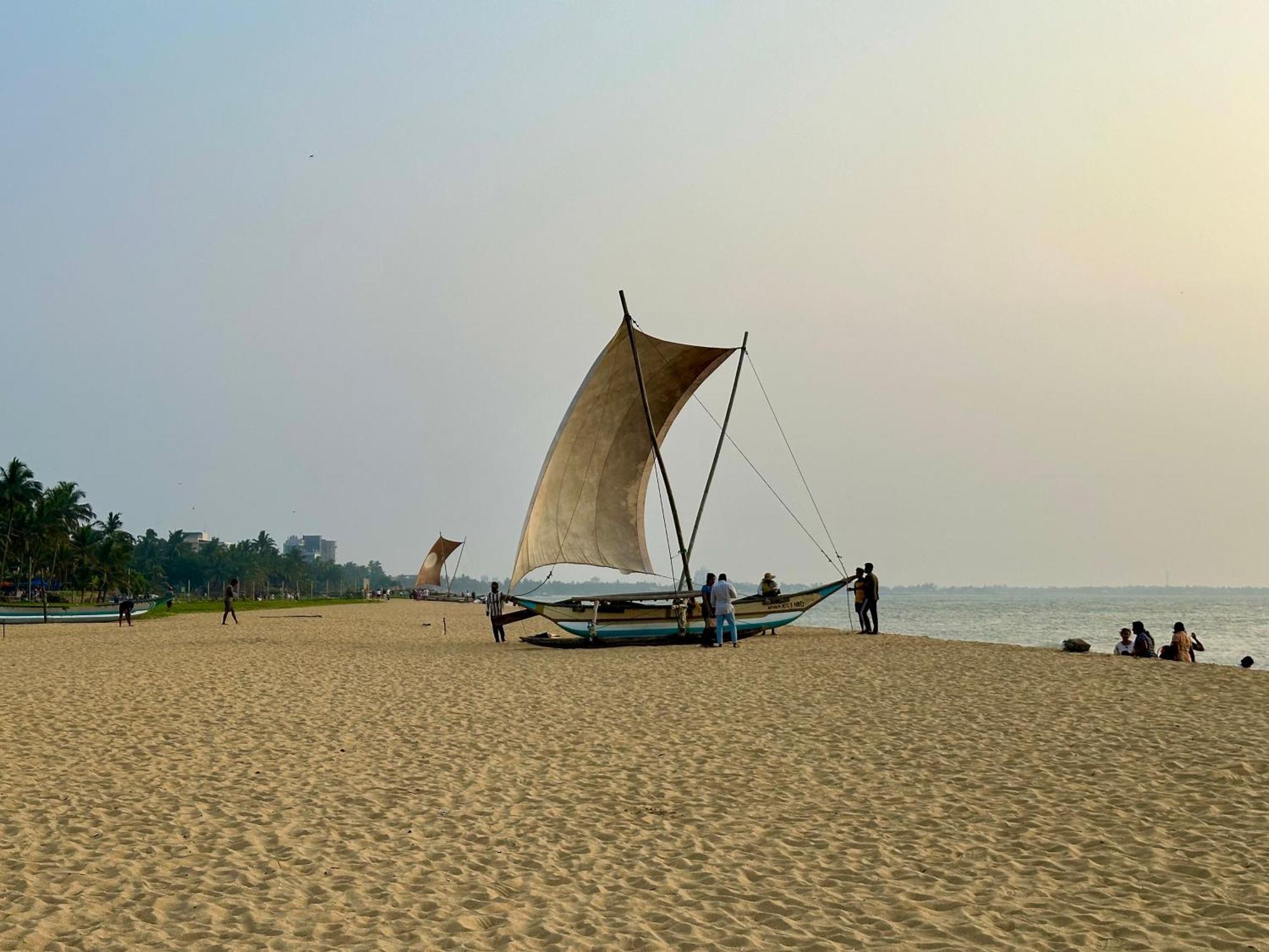 Ocean Breeze Hotel Residencies Britlanka Apartments Negombo Exterior foto